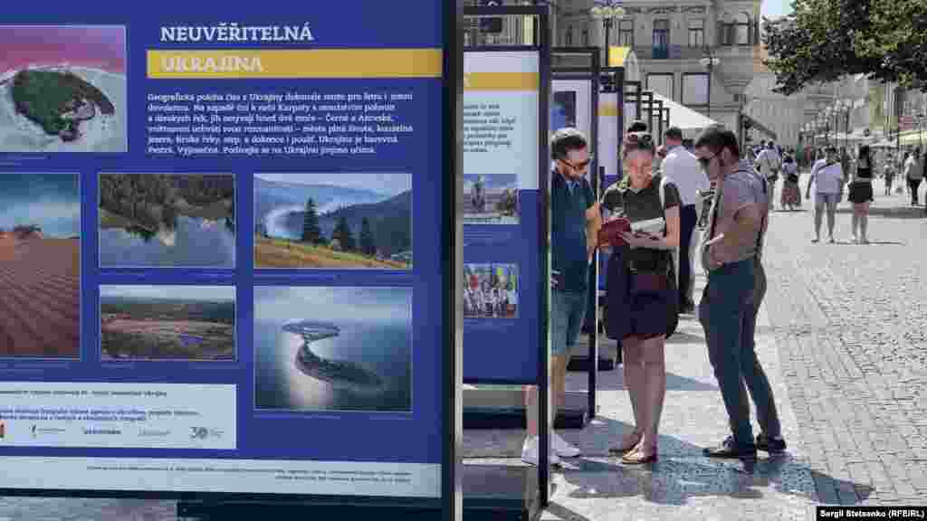 «Неймовірна Україна» – на цьому колажі світлини та інформація з унікальних місць – це, зокрема, озеро Синевир, острів Джарилгач та ліси Полісся