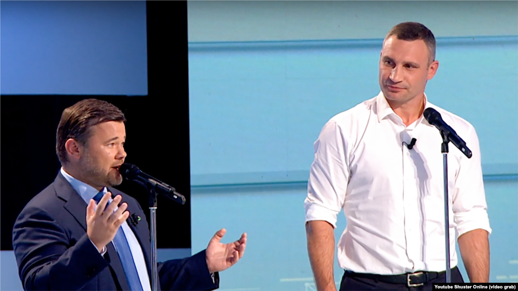 Андрій Богдан та Віталій Кличко під час «дебатів» на одному з українських телеканалів. Глава адміністрації президента тоді заявив, що Кличко був призначений головою Київської міськадміністрації, згідно з Конституцією і законами України, і складає свої повноваження, як і всі голови місцевих державних адміністрацій, перед новообраним президентом. Міський голова Києва Віталій Кличко, зі свого боку, звинуватив керівника Офісу президента України Андрія Богдана в маніпулюванні законами і Конституцією країни