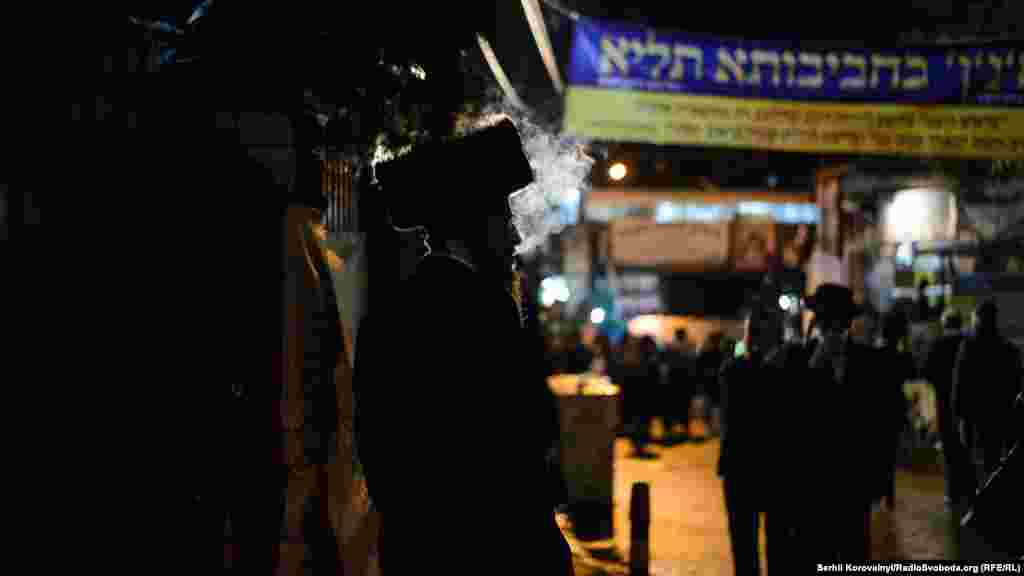 После молитвы все хасиды выходят гулять на улицы Умани 