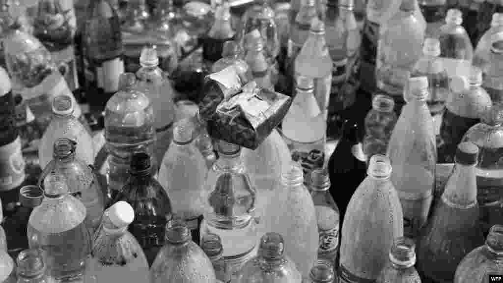 Бутылки воды и газировки, печенье и сладости, оставленные в спортзале в память о заложниках. Школа №1, Беслан, Северная Осетия. 15 сентября 2004. Джеймс Хилл  