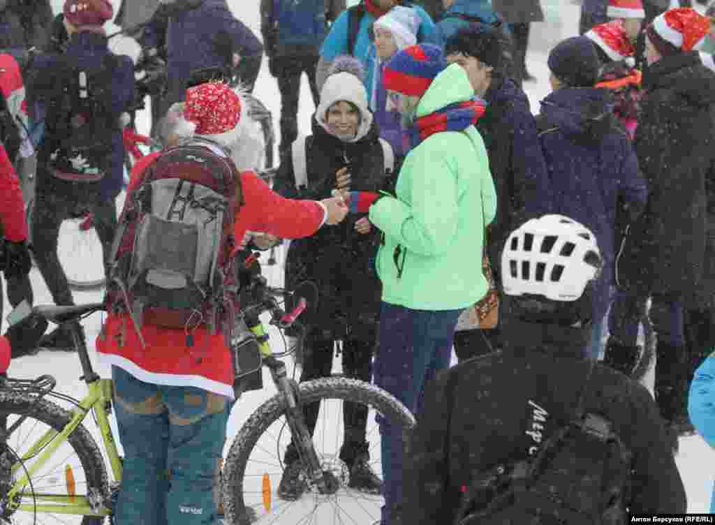 На главной городской елке энтузиасты сделали небольшую остановку. Прохожим раздавали конфеты и мандарины, поздравляли с наступающими праздниками. Каждый второй спрашивал – как можно кататься зимой и не замерзают ли велосипедисты?