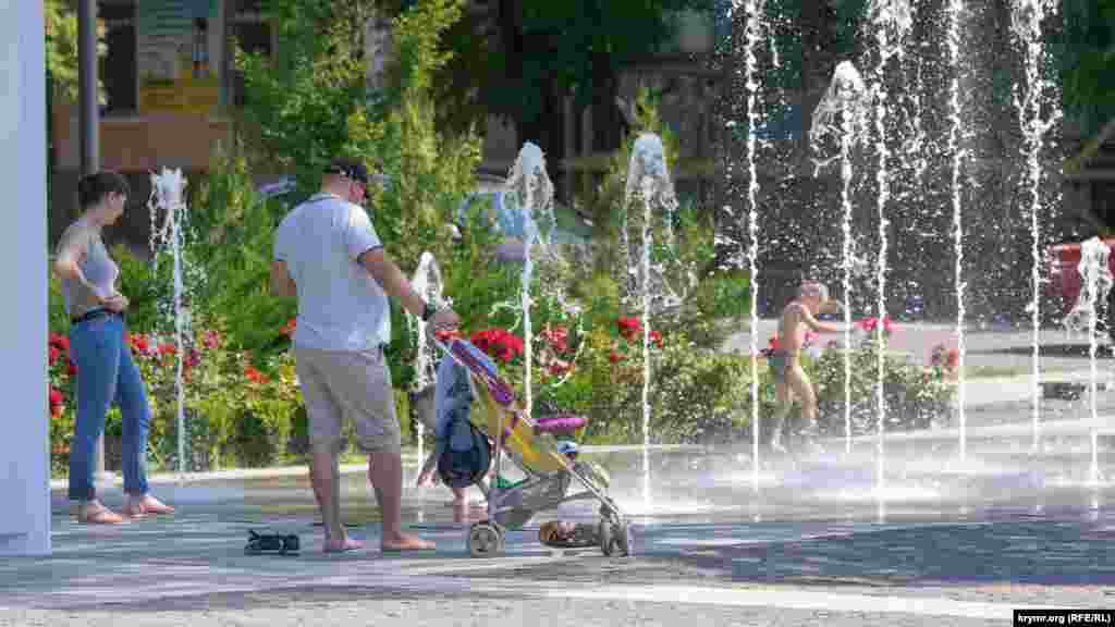 А это – фонтаны вокруг памятника Екатерине II