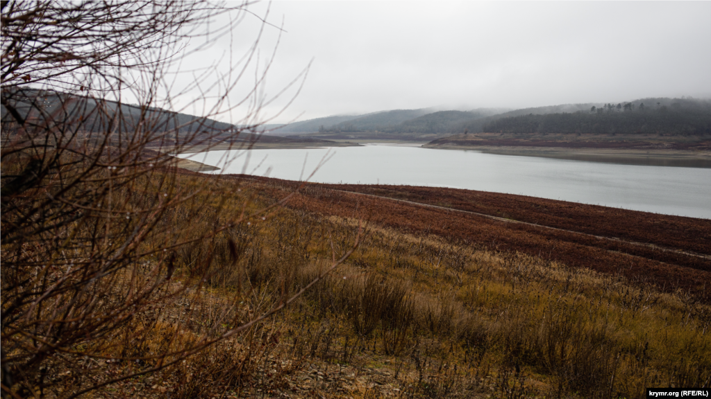 По цвету растительности можно легко определить уровень воды, который был ранее в водоеме: желтая трава – берег, а красный – дно водохранилища 