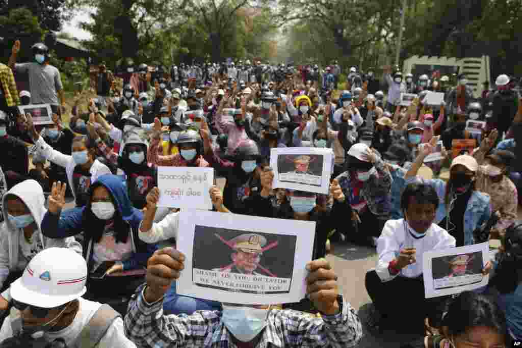 Нейп’їдо. Люди салютують піднятими догори трьома пальцями – жестом, що символізує опір військовому переворотові