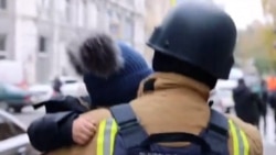 Vatrogasci spašavaju djecu iz vrtića u Harkivu nakon ruskog napada dronom Vatrogasci spašavaju djecu iz vrtića u Harkivu nakon ruskog napada dronom