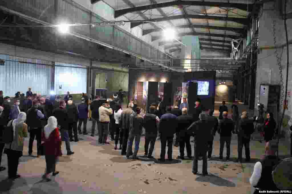 Izložba je rezultat rada istraživačkog tima Memorijalnog centra koji već dvije godine kontinuirano radi na prikupljanju ličnih predmeta žrtava i svjedoka genocida. Sastoji se od narativa, fotografija, izjava svjedoka i ličnih predmeta prikupljenih na značajnim istorijskim lokacijama.