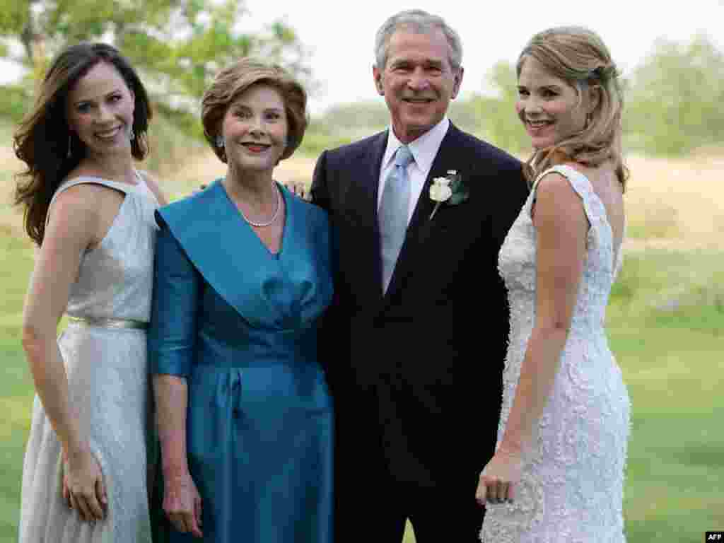 Родина Бушів - На офіційному фото від 11 травня 2008 року родина Джорджа та Лаури Буш. З батьками на фото дочки Джена (справа) та Барбара (зліва). Родина зібралася на ранчо Кроуфорд у Техасі напередодні весілля Джени та Генрі Хагера.