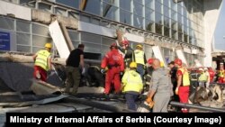 Спасувачите ги пребаруваат урнатините на Железничката станица во Нови Сад, 1 ноември 2024 година