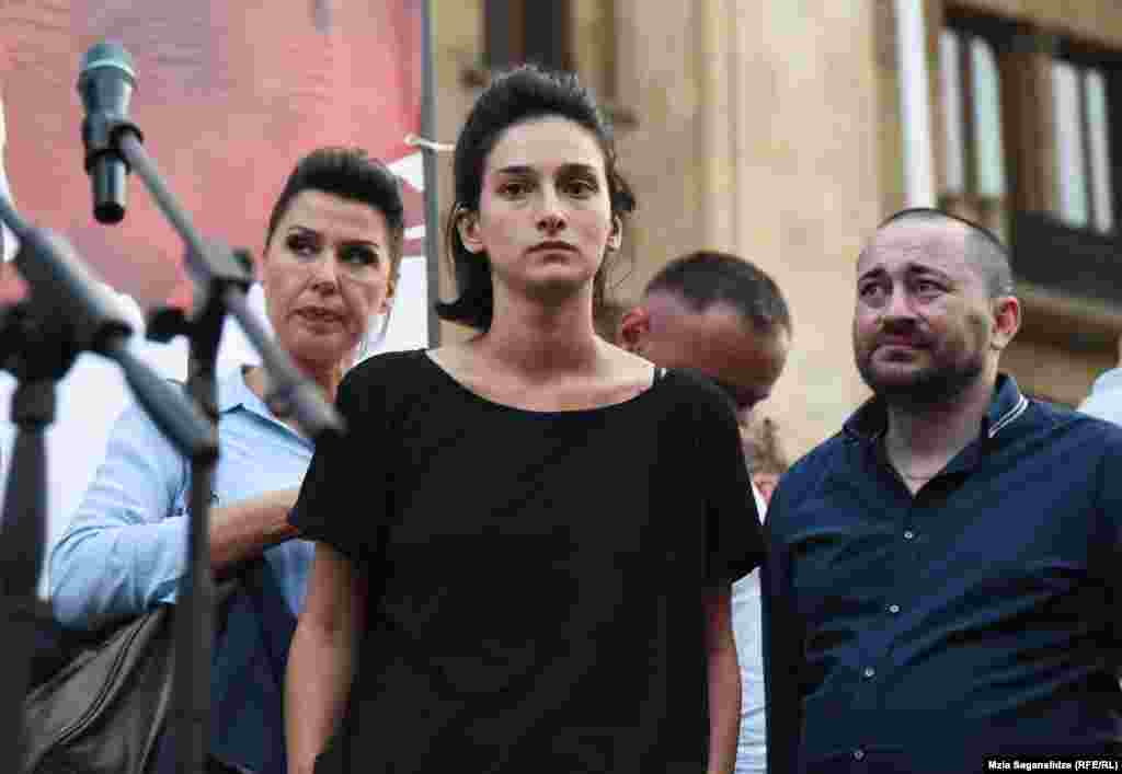 Среди них - Миранда Багатурия. Она находилась вместе с Лексо Лашкарава во время нападения ультраправых 5 июля. 