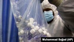 د پېښوریو روغتیاپال د کووېډ-۱۹ معاینو نمونې جمع کړي - د ارشیف انځور