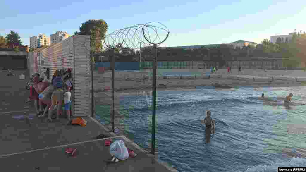 Статистика российских чиновников по количеству заболевших на полуострове по состоянию на 12 августа такова: в Крыму за все время зарегистрированы 1595 случаев инфицирования, из них 17 человек погибли, в Севастополе – 386 инфицированных и 11 смертей