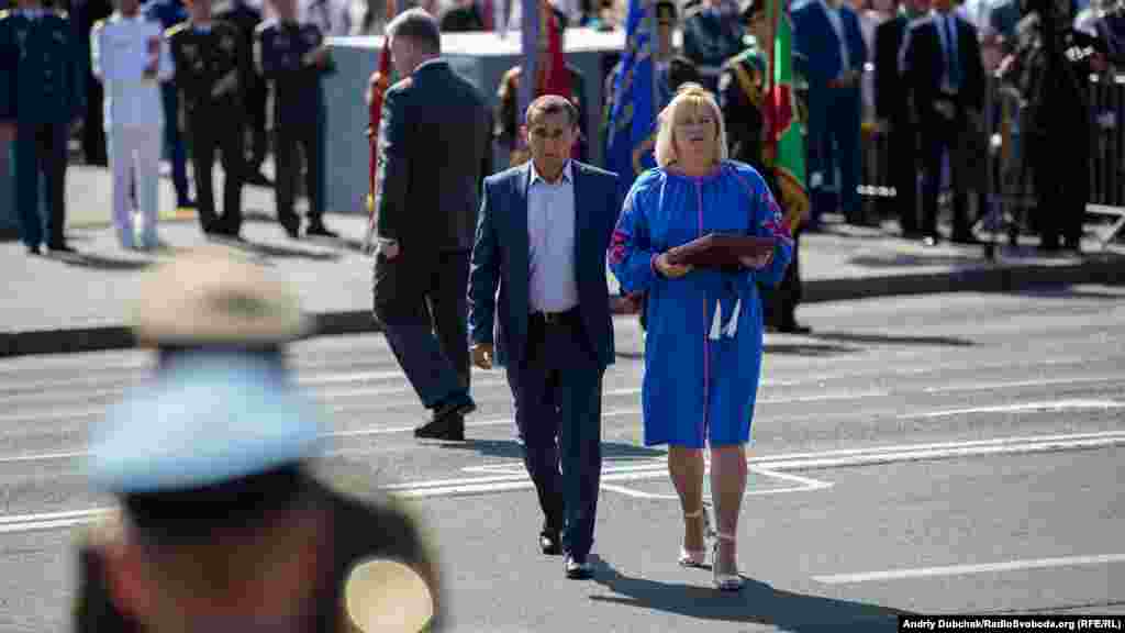 Під час військового параду до Дня Незалежності президент Петро Порошенко присвоїв звання Герой України лейтенанту Олегу Довгому посмертно. На фото – батьки лейтенанта Олега Довгого після отримання ордена 