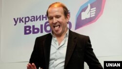 У період окупації Криму та військового вторгнення РФ у Донецьку і Луганську області фігуранти справи, за інформацією СБУ, тісно співпрацювали з політичними структурами Віктора Медведчука