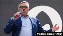 Председатель Партии народной свободы (ПАРНАС) Михаил Касьянов во время митинга "За свободный интернет"