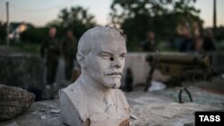 Вооруженные пророссийские сепаратисты на КПП, где установлен бюст Ленина, – Семёновка, вблизи Славянска