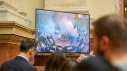 Dimne bombe i tuča vlasti i opozicije na sednici Skupštine Srbije Dimne bombe i tuča vlasti i opozicije na sednici Skupštine Srbije