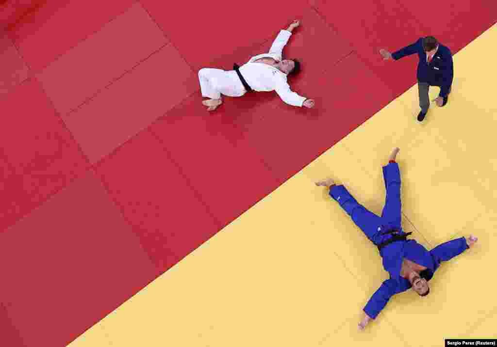 Хісайосі Харасава з Японії та Лукаш Крпалек з Чехії під час півфінального поєдинку з дзюдо між чоловіками вагою 100 кг. Токіо, 30 липня 2021 року