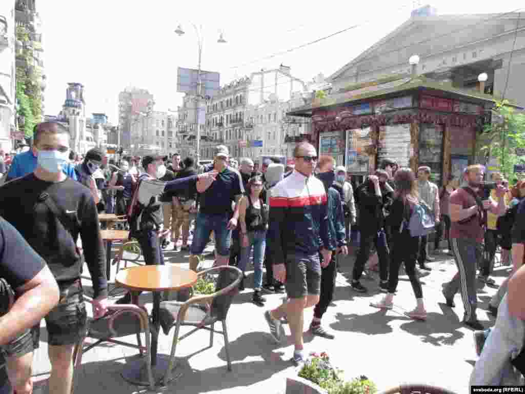 Молодежь, планировавшая сорвать "Марш равенства", до боли напоминала легендарных "титушек", избивавших участников Майдана зимой 2013-2014 годов