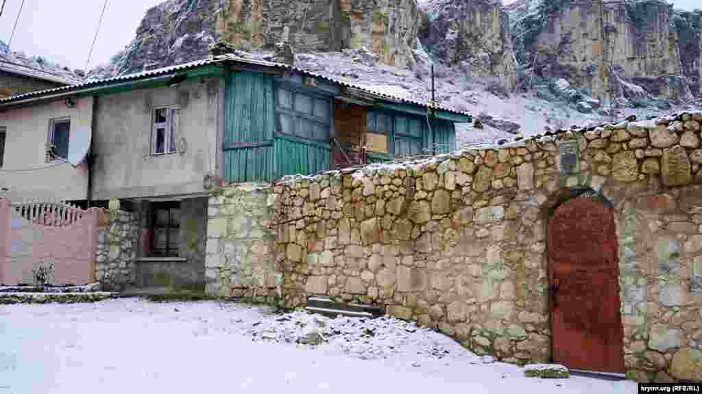 Вдали от истории – у подножия Чуфут-Кале – жизнь идет своим чередом