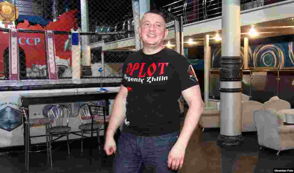 Евгений Жилин, 1976–2016 Жилин родился в Харькове, после распада СССР открыл зал для занятий смешанными единоборствами, работал в украинской полиции. Во время беспорядков в 2014 году Жилин и его друзья по спортзалу, которые еще в 2010 году объединились в пророссийскую организацию "Оплот", начали нападать на проукраинских протестующих. Бывший полицейский был обвинен в похищении людей и пытках. Он провел один день в качестве президента самопровозглашенной "Харьковской народной республики", а когда украинские власти вернули ситуацию в городе под свой контроль, сбежал в Москву. В сентябре 2016 года он обедал с другом в подмосковном ресторане, когда мужчина с "накладными усами и в панамке" поднялся из-за соседнего столика и выстрелил в Жилина, убив его на месте.