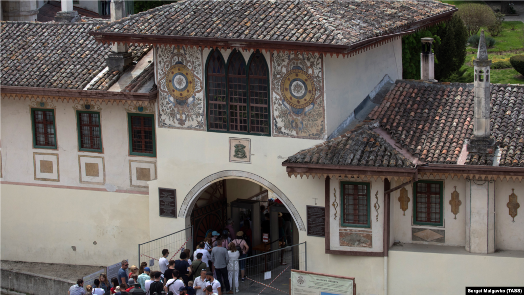 Туристы у входа на территорию Ханского дворца 