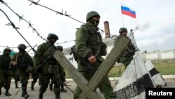 Російські військовослужбовці на території української військової частини в селі Перевальному під Сімферополем, 4 березня 2014 року