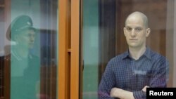 Репортер Wall Street Journal Еван Гершкович перед судовим засіданням у Єкатеринбурзі, Росія, 26 червня 2024 року