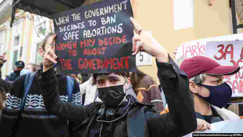 Напис на плакаті: «Коли уряд вирішує заборонити безпечні аборти, жінки можуть вирішити абортувати уряд»