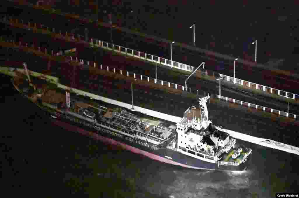 Танкер, що зірвало з якоря вітром, налетів на міст, який з'єднує аеропорт Кансай із островом  