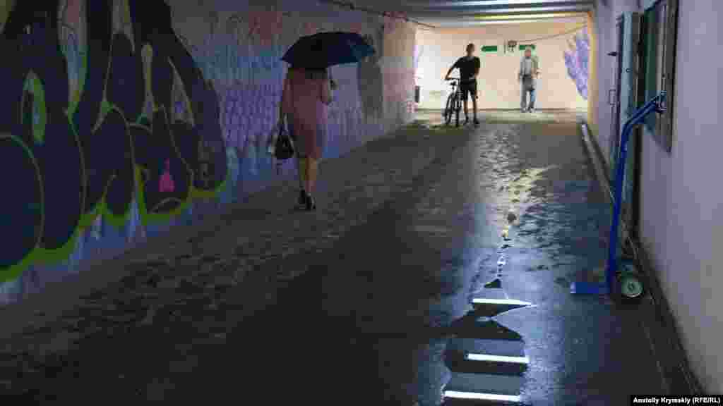 Дождевая вода «спустилась» в подземный переход на площади Куйбышева