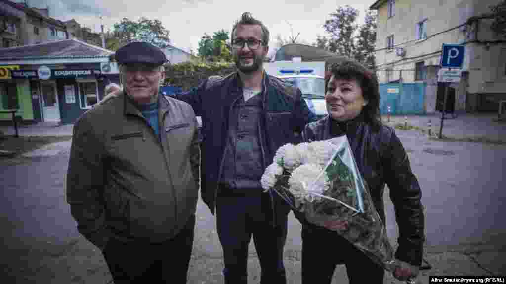 Нариман Джелял (в центре) с Бекиром и Алие Дегерменджи у здания российского суда в Симферополе, где проходило судебное заседание по делу «26-го февраля». Одним из фигурантов дела был Мустафа Дегерменджи – сын Алие и Бекира