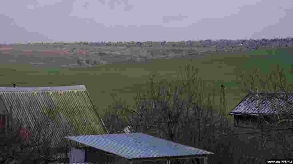 Город от Живописного разделяет центральное кладбище «Абдал» (сверху)