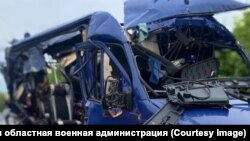 Uništeni minibus na putu u oblasti Sumy, gdje ukrajinske vlasti kažu da je u napadu ruskog drona 17. maja poginulo devet osoba.