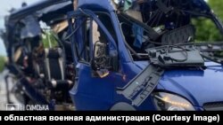 Остатоците од минибусот погоден од руски дрон, Суми 17 мај 2025