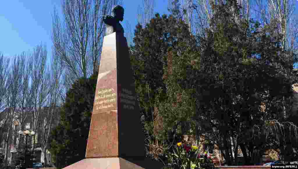 Керчь. Сквер имени Т.Г. Шевченко. В этот день цветы у памятника Кобзарю – неизменный атрибут во всех городах Крыма
