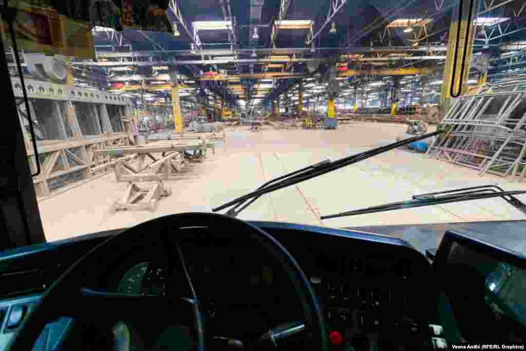 Interesovanje kompanije ’Jinlong’ za ’Ikarbus’ prvi put nagovešteno je u martu 2017. godine. Sa potencijalnim kineskim investitorima u septembru iste godine u Beogradu su razgovarali ministar privrede Goran Knežević i premijerka Srbije Ana Brnabić.