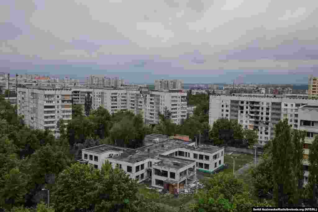 Через значні руйнування внаслідок російських обстрілів мікрорайон Харкова Північна Салтівка називають «районом-привидом». На початку повномасштабного вторгнення окупація частини Харківщини давала російській армії змогу майже щодня атакувати цю частину міста з важкої артилерії: вже у травні 2022 року Міноборони України звітувало про 70% пошкоджених тут будівель.Під час контрнаступу восени 2022-го ЗСУ вдалося відкинути війська РФ подалі від Харкова, але Північна Салтівка продовжує потерпати від регулярних обстрілів ракетами, дронами та керованими авіабомбами