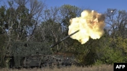 Українські військовослужбовці 26-ї артилерійської бригади ведуть вогонь із самохідної гаубиці AHS Krab біля лінії фронту в районі Часового Яру Донецької області 30 вересня 2024 року