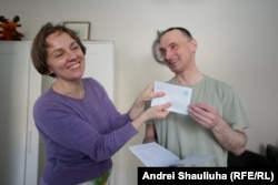 Андрій передає Алесі лист, який він знайшов у речах з в'язниці, який він їй написав, але не встиг відправити