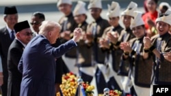 Donald Trump executând un mic dans pe aeroportul din Kuala Lumpur, la sosirea în Malaezia.