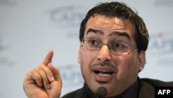 Мундтадар аз-Заиди, журналист, бросивший ботинок в президента Буша во время пресс-конференции, сам дает пресс-конференцию в Париже 1 декабря 2009 г.