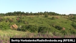 В этих местах хотят искать газ плотных песчаников, но местные жителе собрали около 2-х тысяч подписей за организацию ландшафтного заказника «Хрестищенські пагорби»