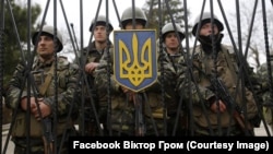 Українські морпіхи у Перевальному не пускають «зелених чоловічків» на територію військової частини. Березень 2014 року