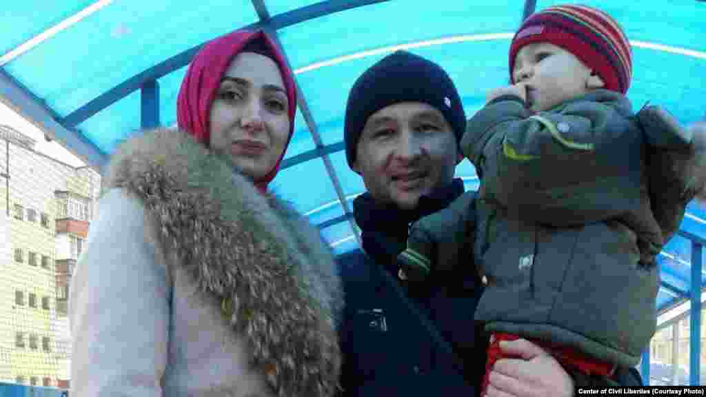 Фигурант второго симферопольского «дела Хизб ут-Тахрир» Эрфан Османов с женой Акиме и ребенком. Он был задержан российскими силовиками 27 марта 2019 года и сейчас находится в СИЗО