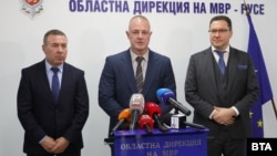 Николай Кожухаров (в средата) заедно с главния секретар на МВР Мирослав Рашков (вляво) и вътрешния министър Даниел Митов, 15 април 2025 г.