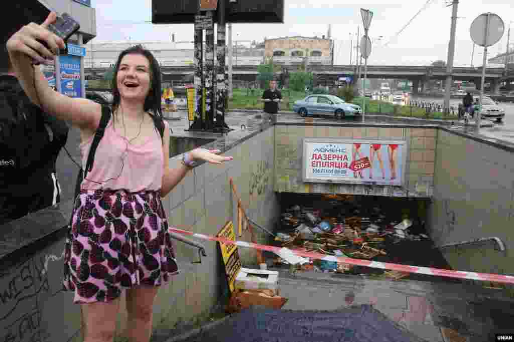 25 липня Київ накрила потужна злива, затопивши вулиці й підземні переходи. БІЛЬШЕ СВІТЛИН У ФОТОГАЛЕРЕЇ