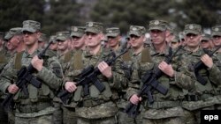 Члени Сил безпеки Косова на параді у Приштині 5 березня 2017 року