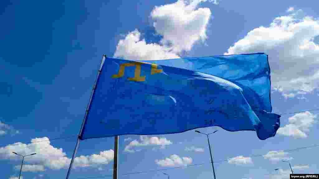 Участники мотопробега на КПВВ спели гимн Украины, после чего поехали в село Чонгар, что рядом с админграницей. Жителям села они передали крымскотатарский флаг