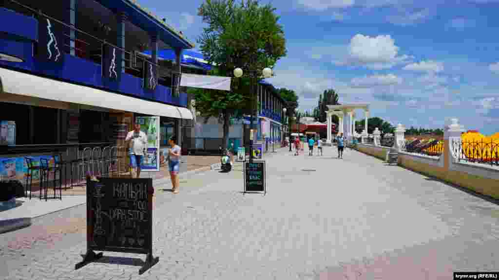 На набережной Горького отдыхающих немного