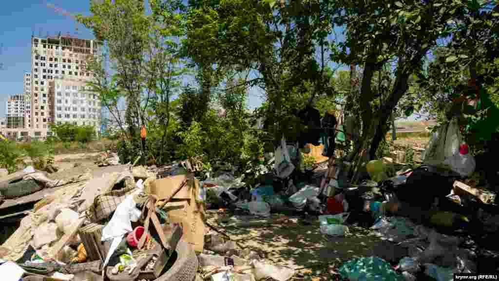 А это – одиночная «крыша над головой» в лесопосадке на улице Никанорова на южной границе «Крымской розы»